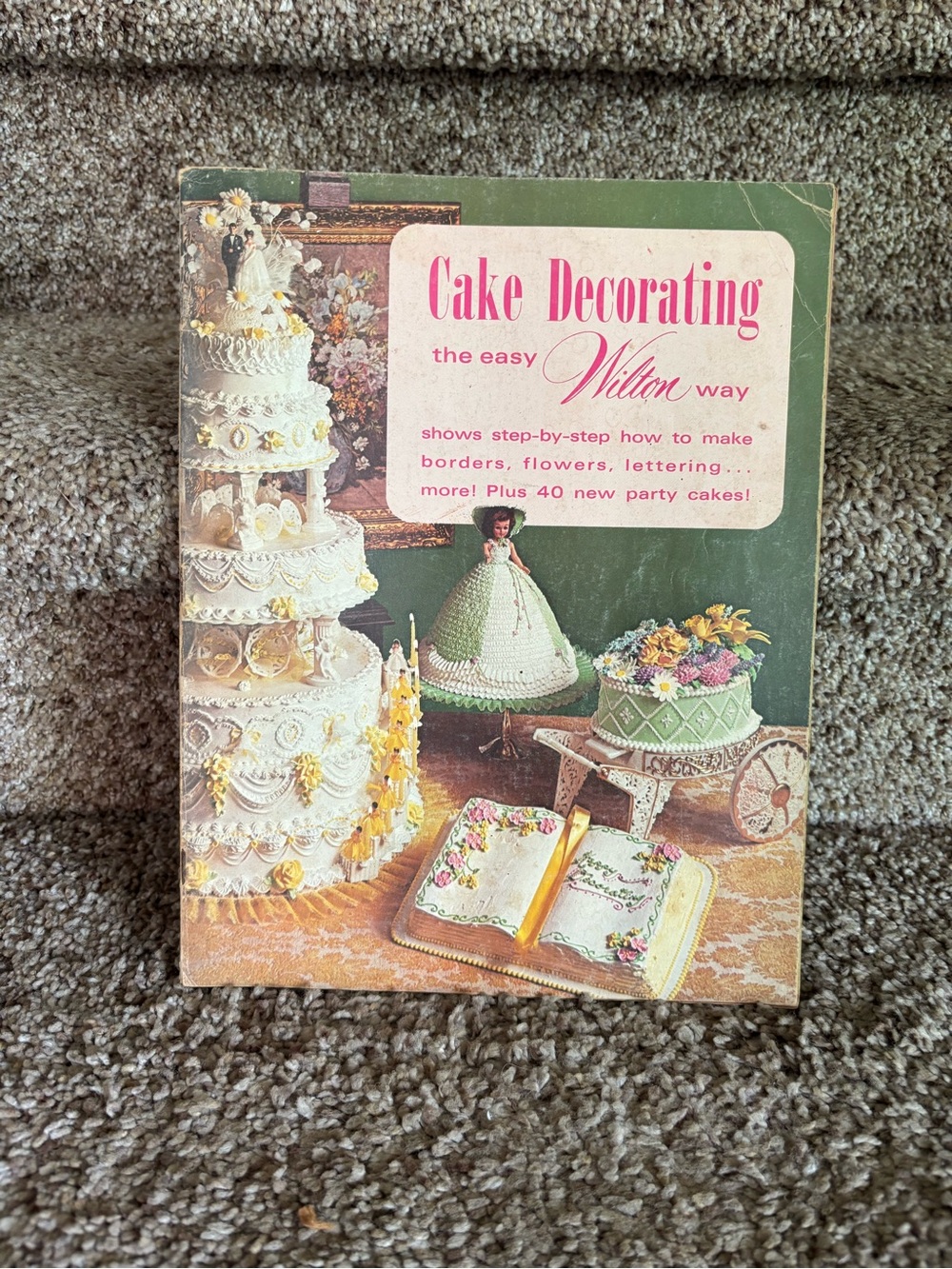 Wilton Cake Decorating Guide - Green & Pink Illustrated Cover